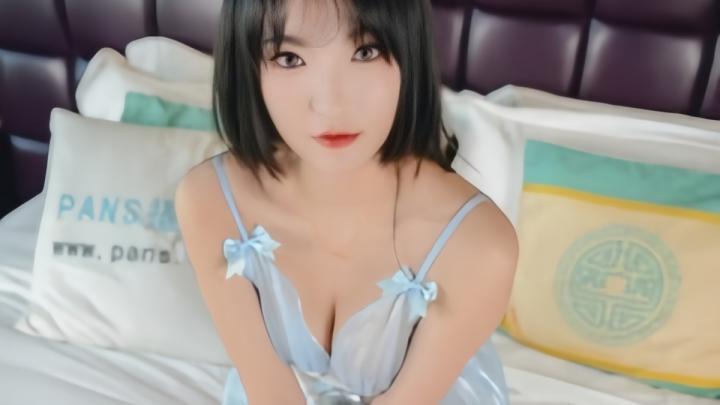 国模精品【叮当猫】，线下模特约拍，人工白虎两瓣粉红阴唇清晰可见